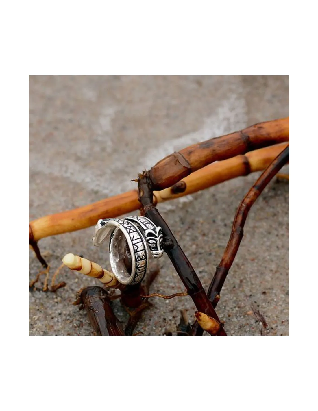 Anillo vikingo con letras rúnicas del Futhark