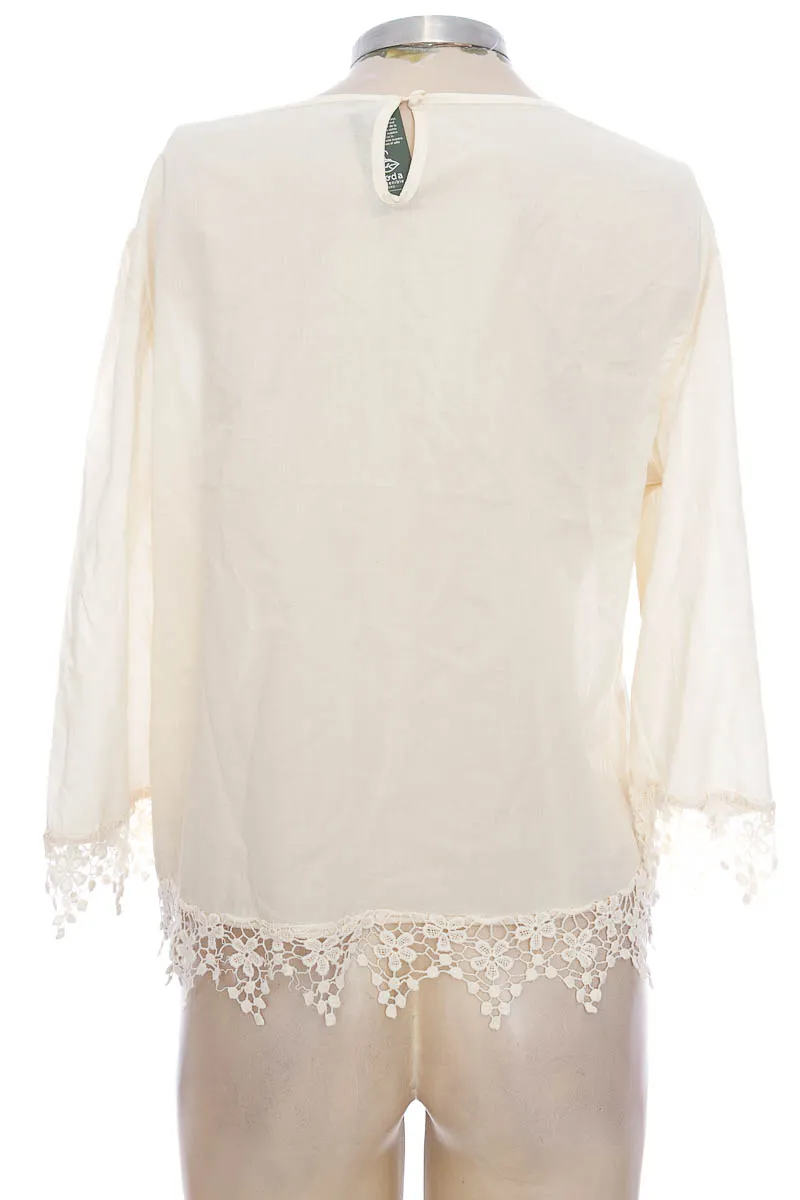 BLUSA COLOR BEIGE  CLOSEANDO
