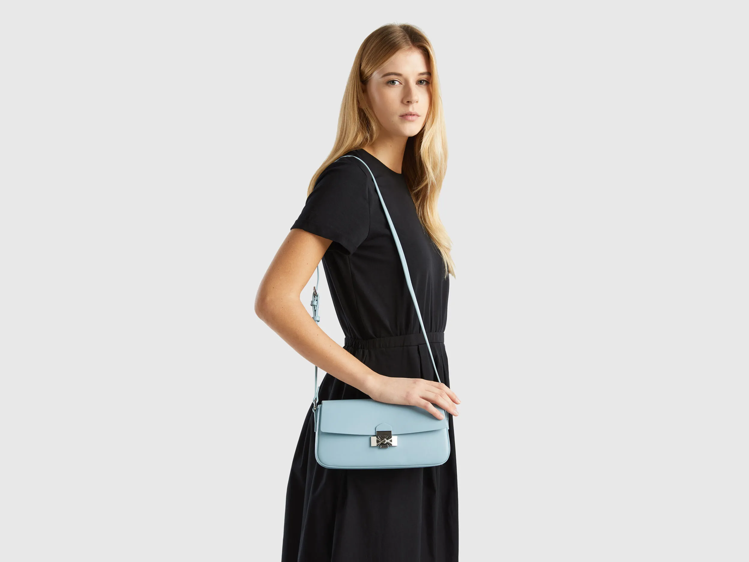 Bolso baguette de tejido con efecto piel