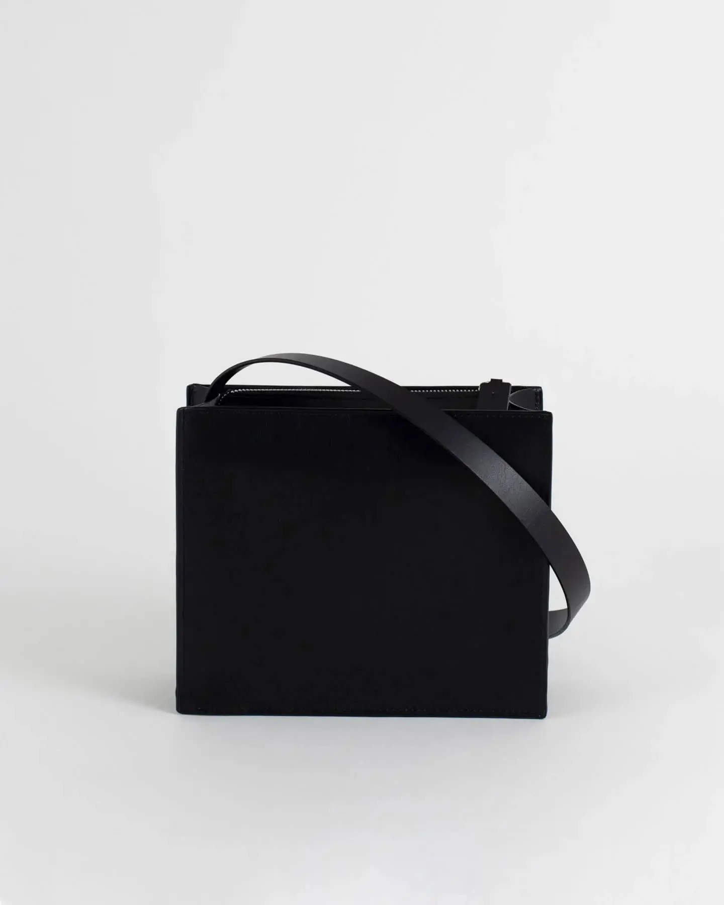 Bolso cuadrado de cuero reciclado