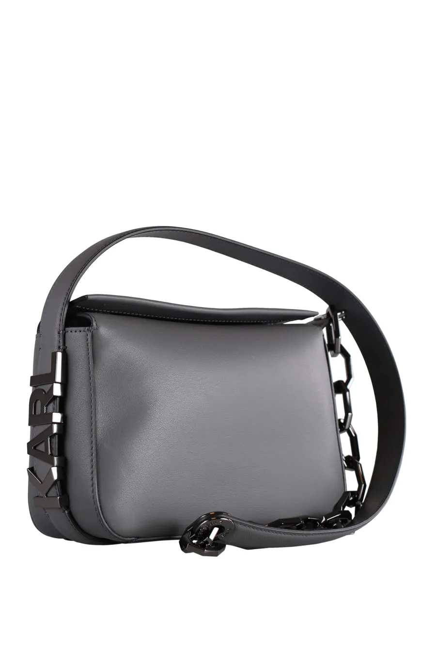 Bolso de hombro gris con cadena