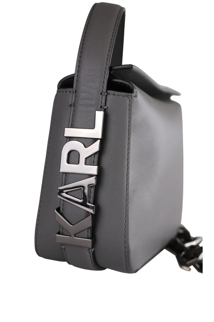 Bolso de hombro gris con cadena