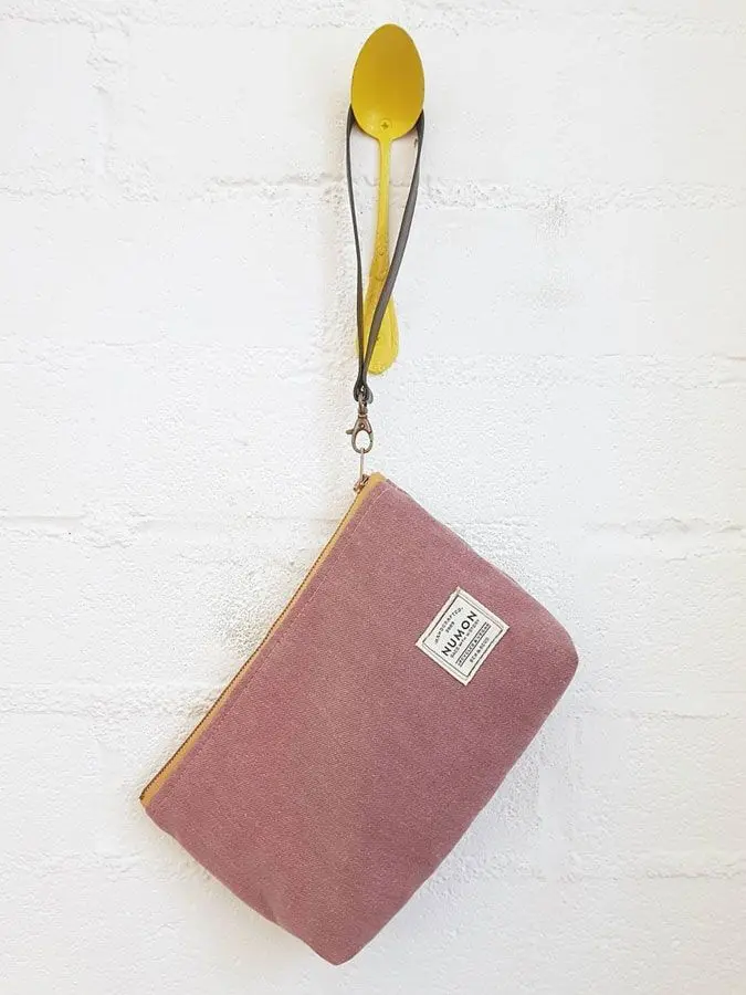 Bolso mano lila de tapicería recuperada