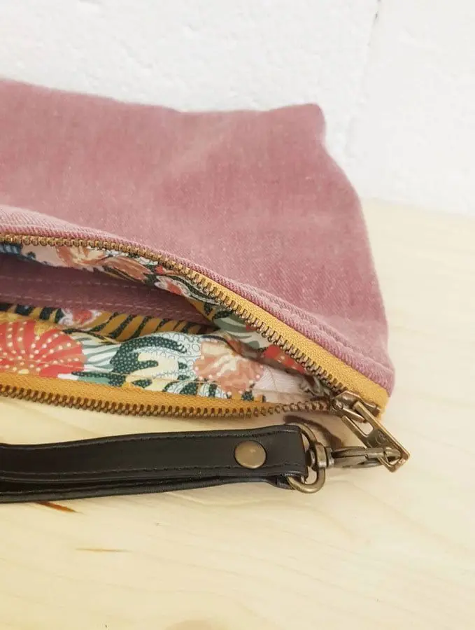 Bolso mano lila de tapicería recuperada
