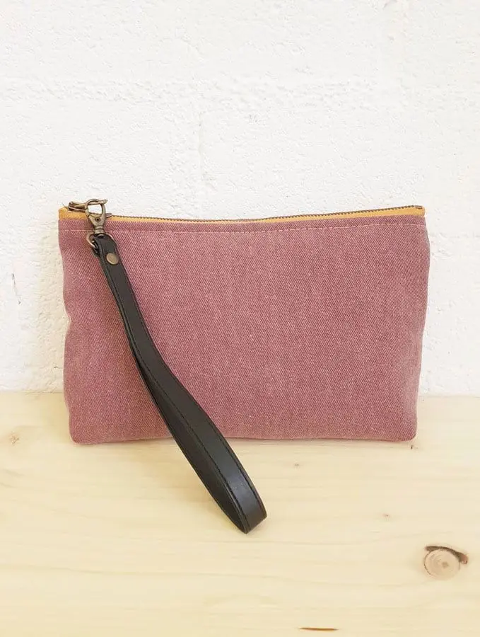Bolso mano lila de tapicería recuperada