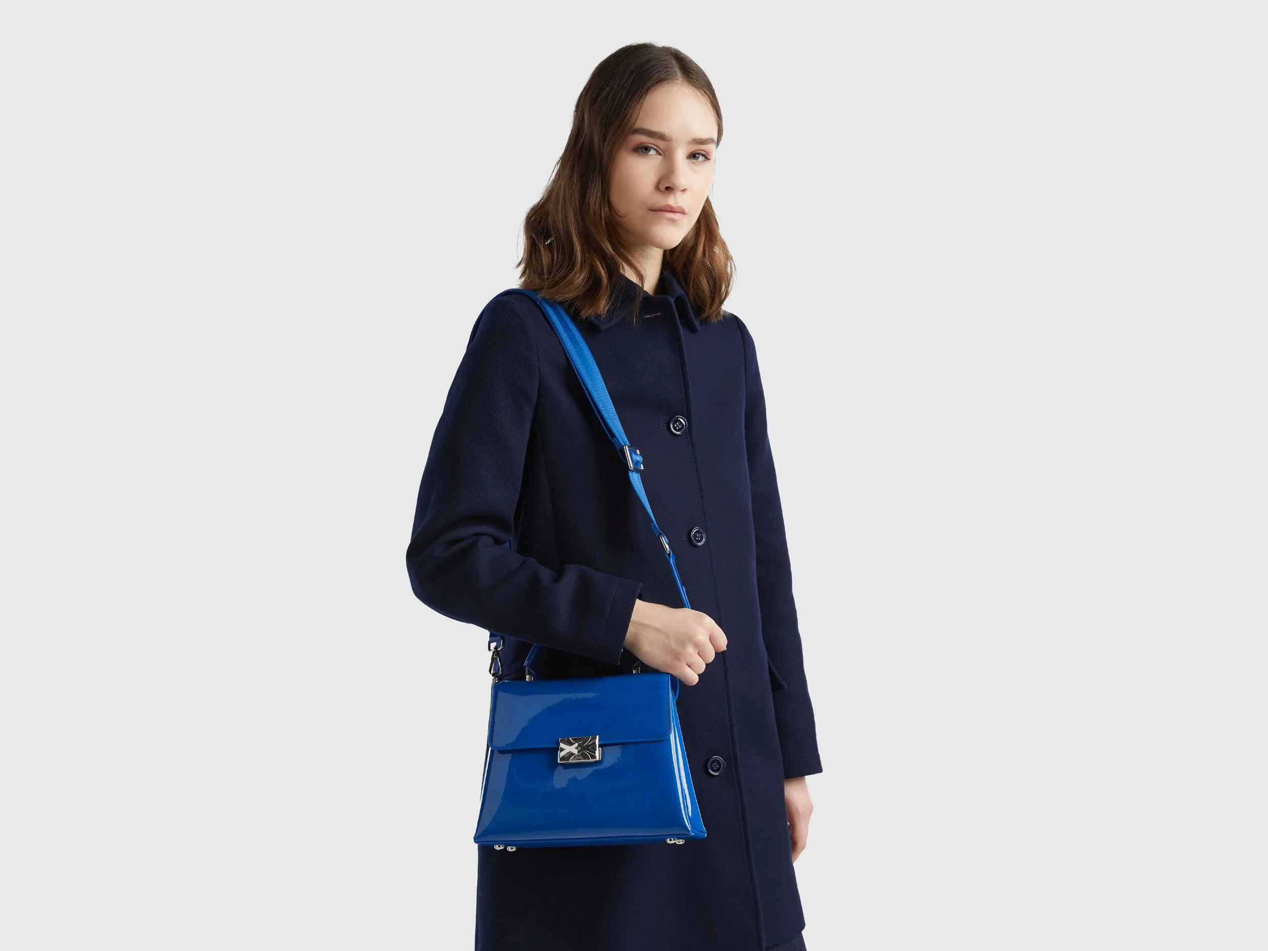 Bolso mediano azul oscuro de charol brillante
