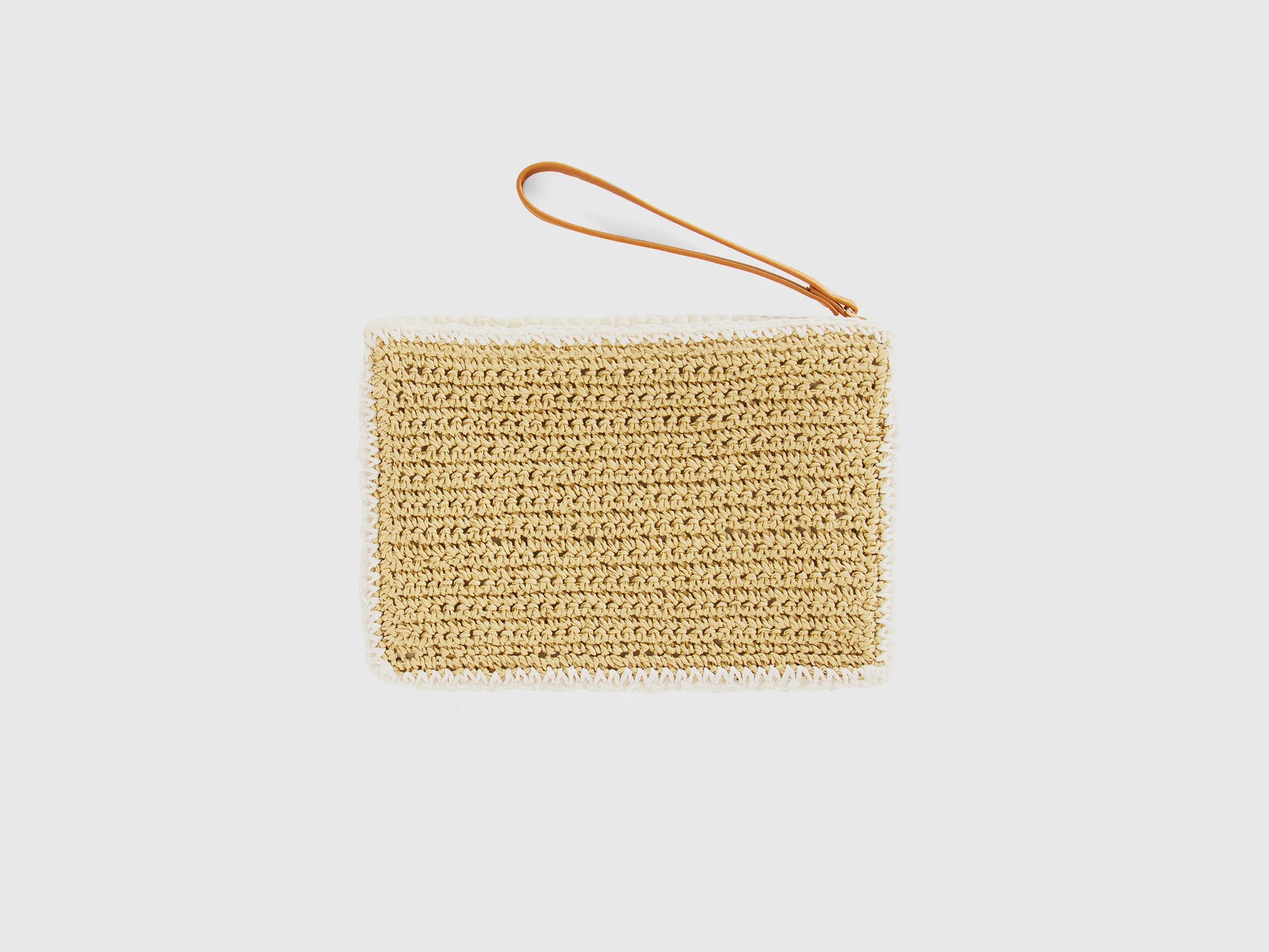 Bolso plano de efecto paja