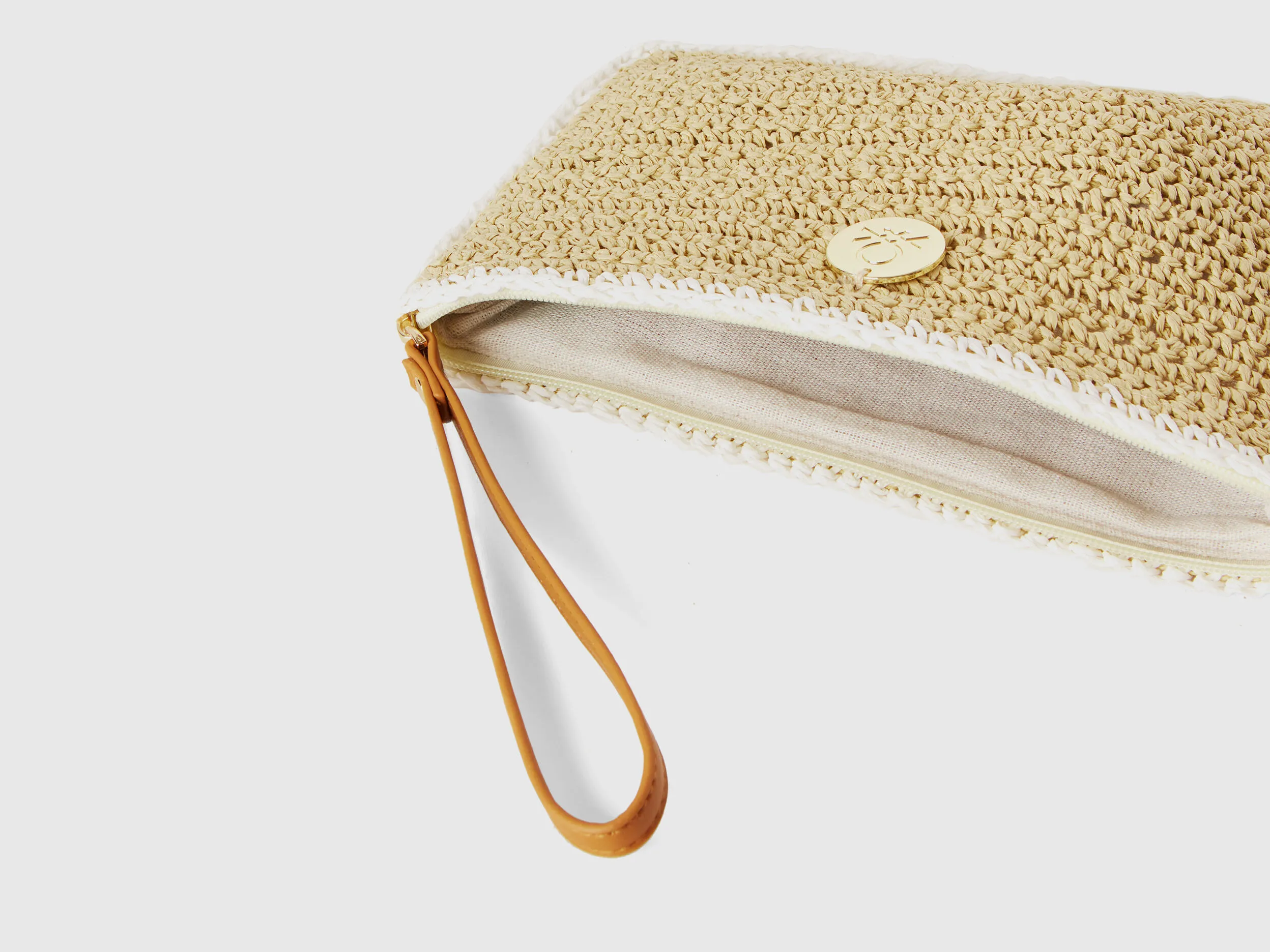 Bolso plano de efecto paja