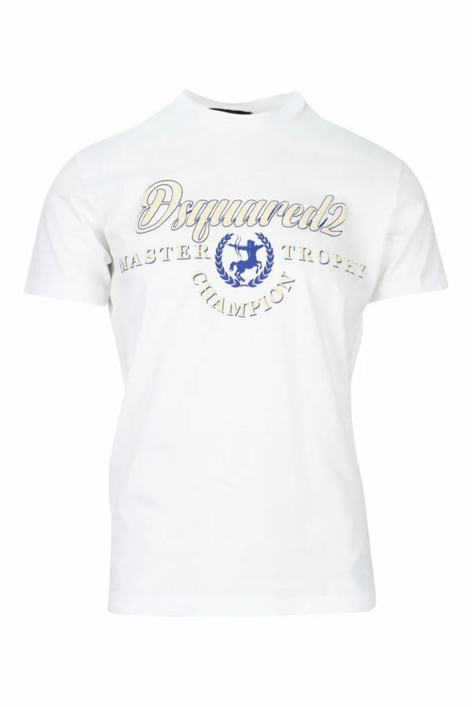 Camiseta blanca con maxilogo blanco con azul y escudo
