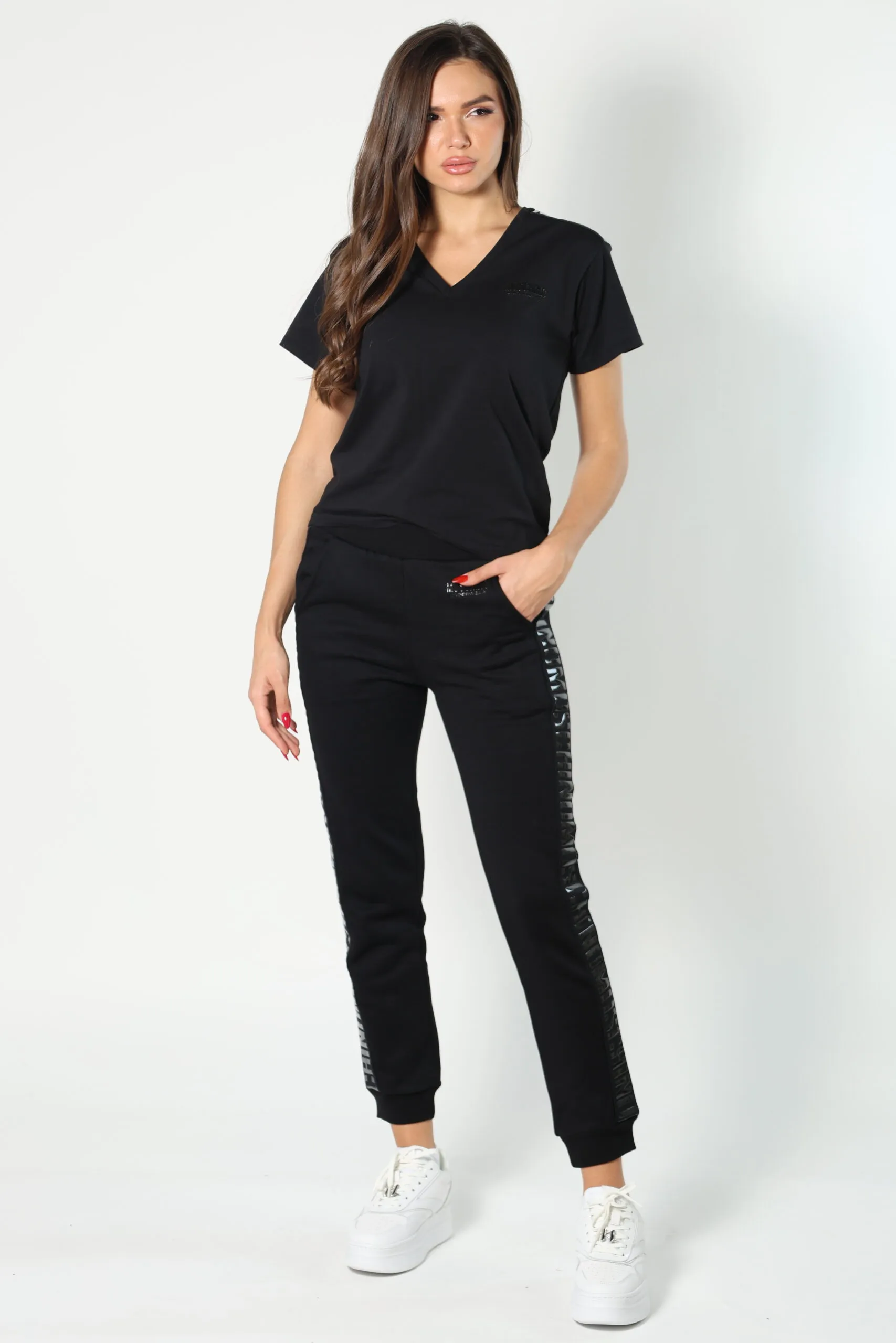 Camiseta negra con cuello en 