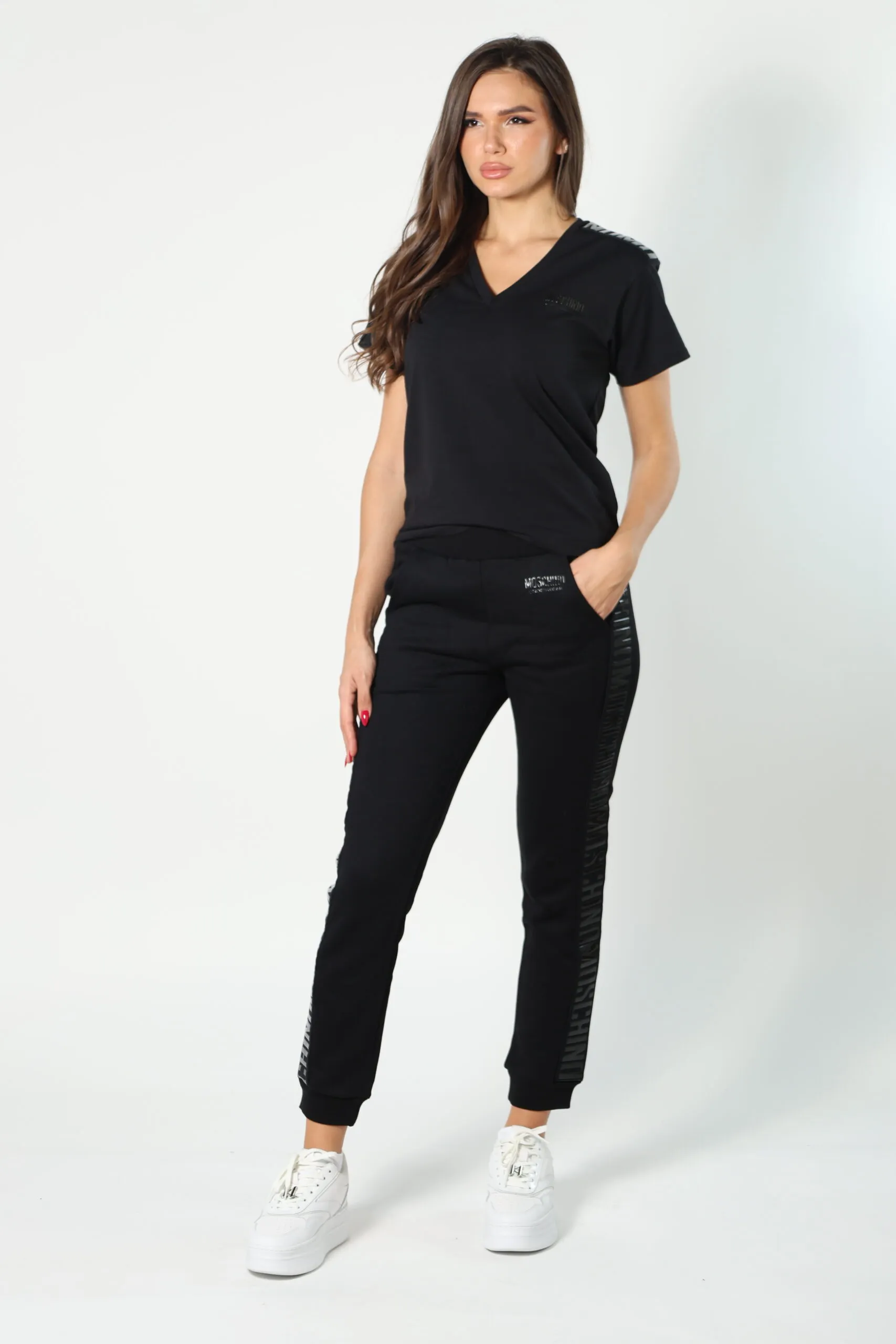 Camiseta negra con cuello en 