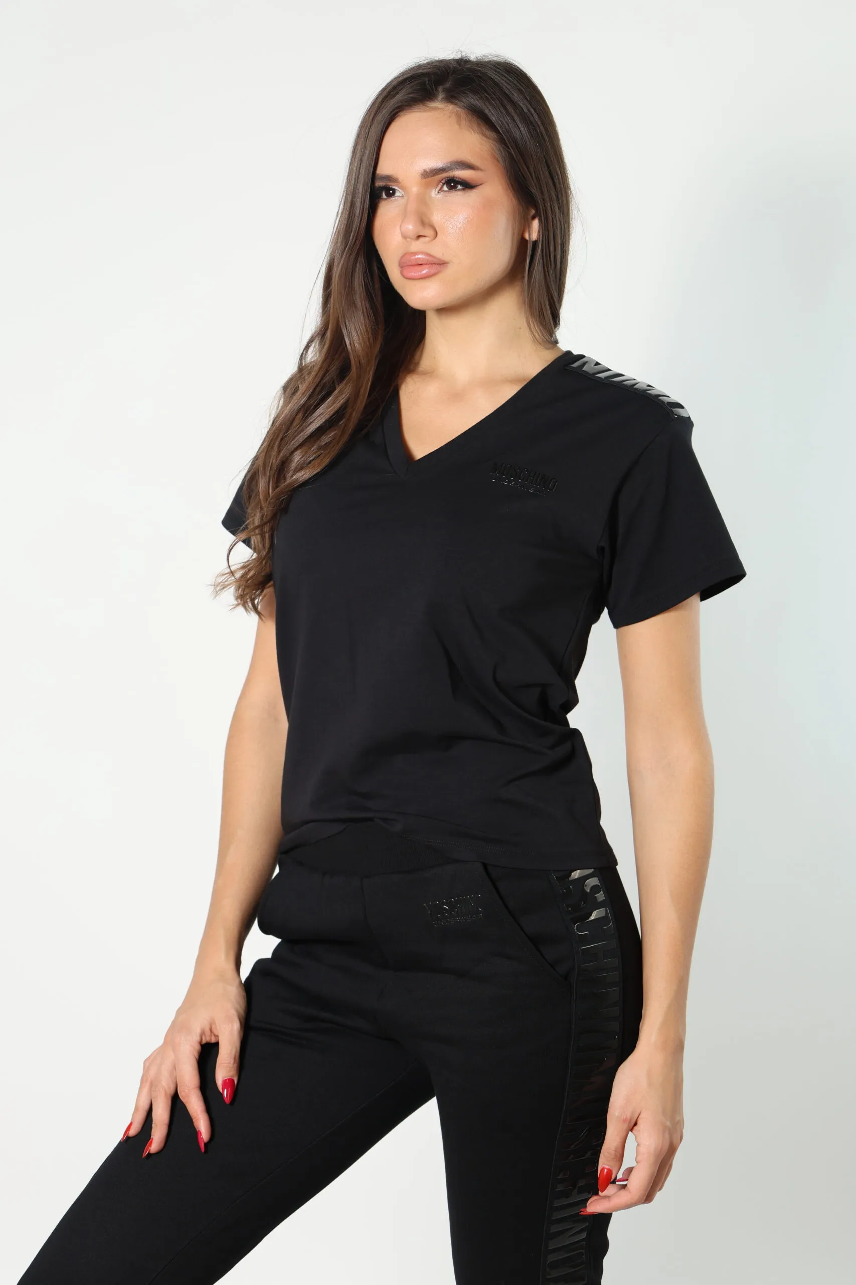 Camiseta negra con cuello en 
