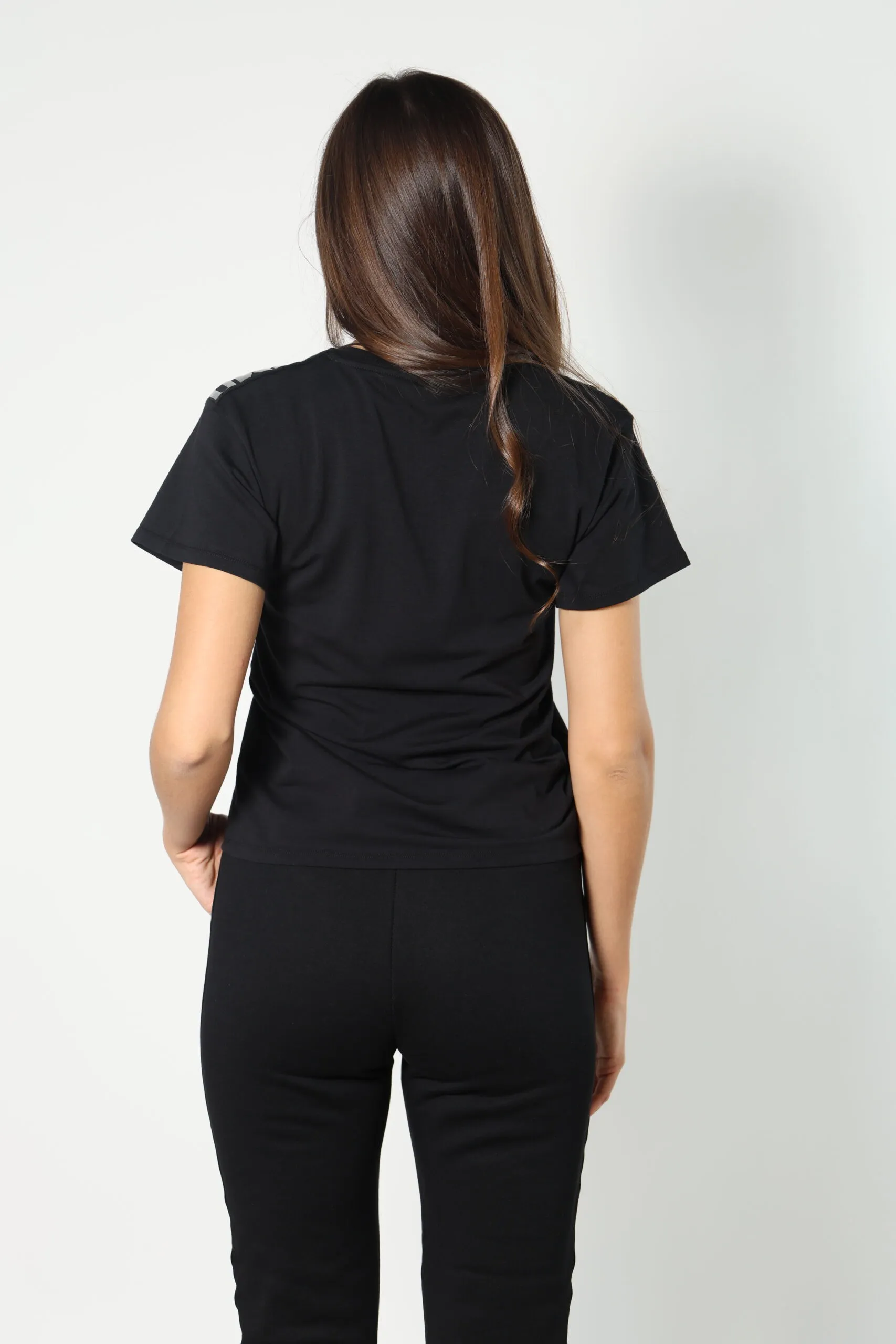 Camiseta negra con cuello en 