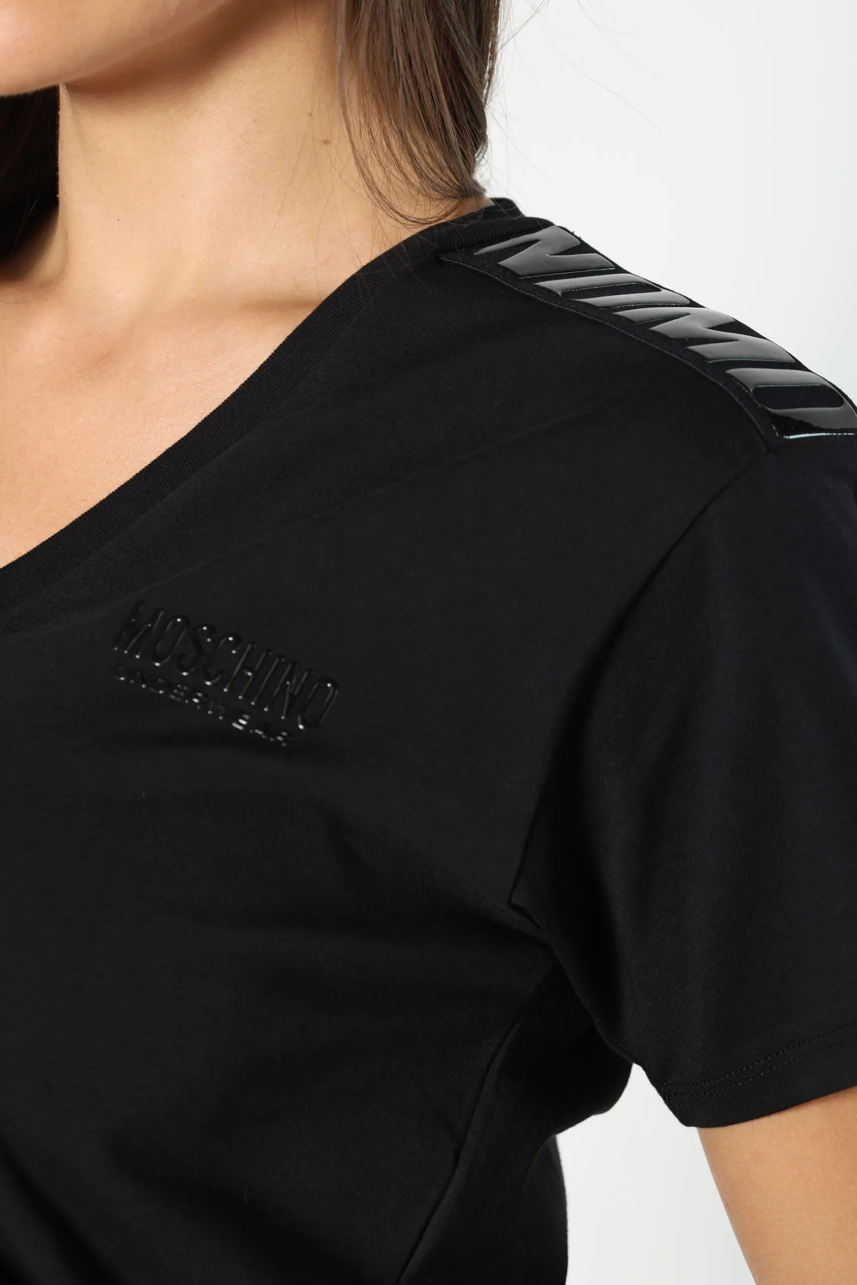 Camiseta negra con cuello en 