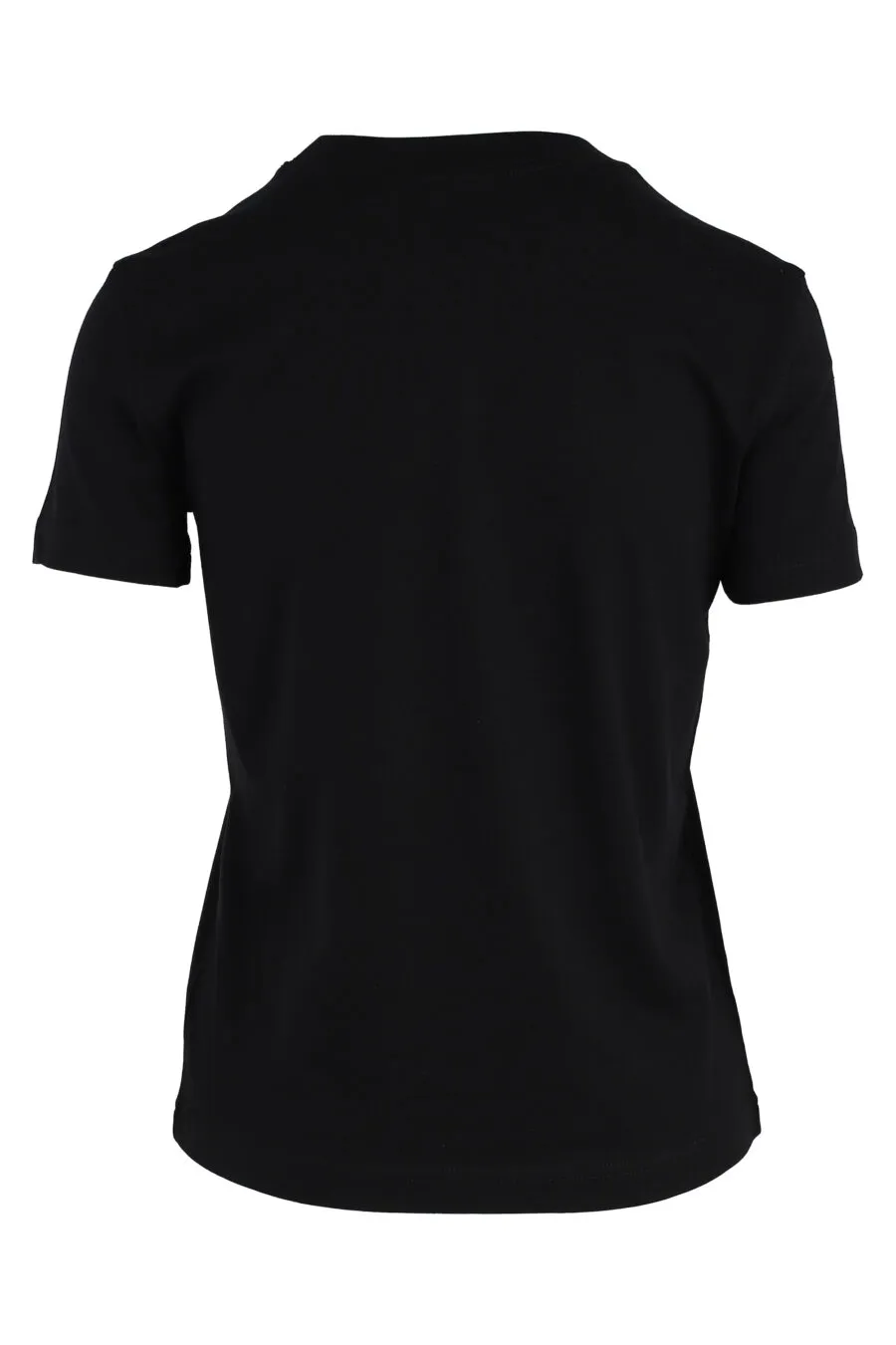 Camiseta negra con logo dorado en el centro