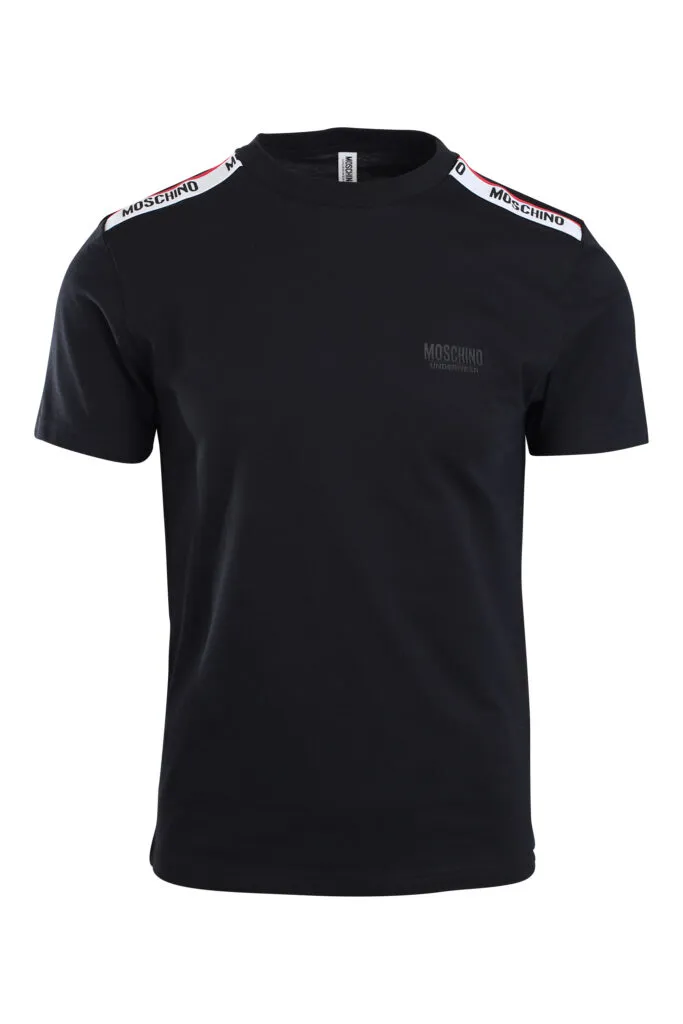 Camiseta negra con logo en banda en hombros