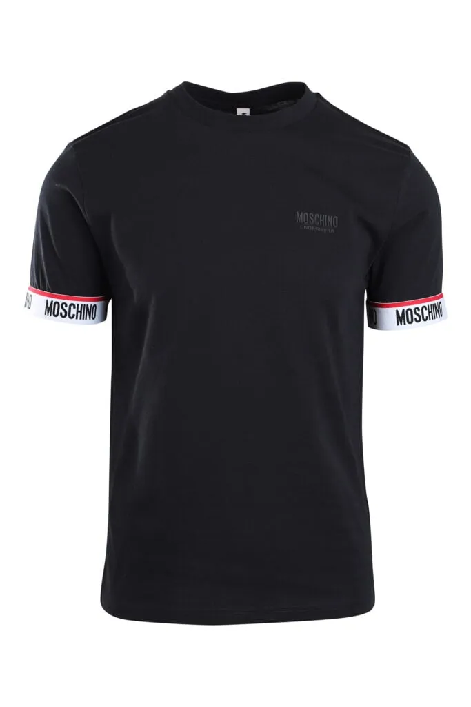 Camiseta negra con logo en banda en mangas y minilogo monocromático