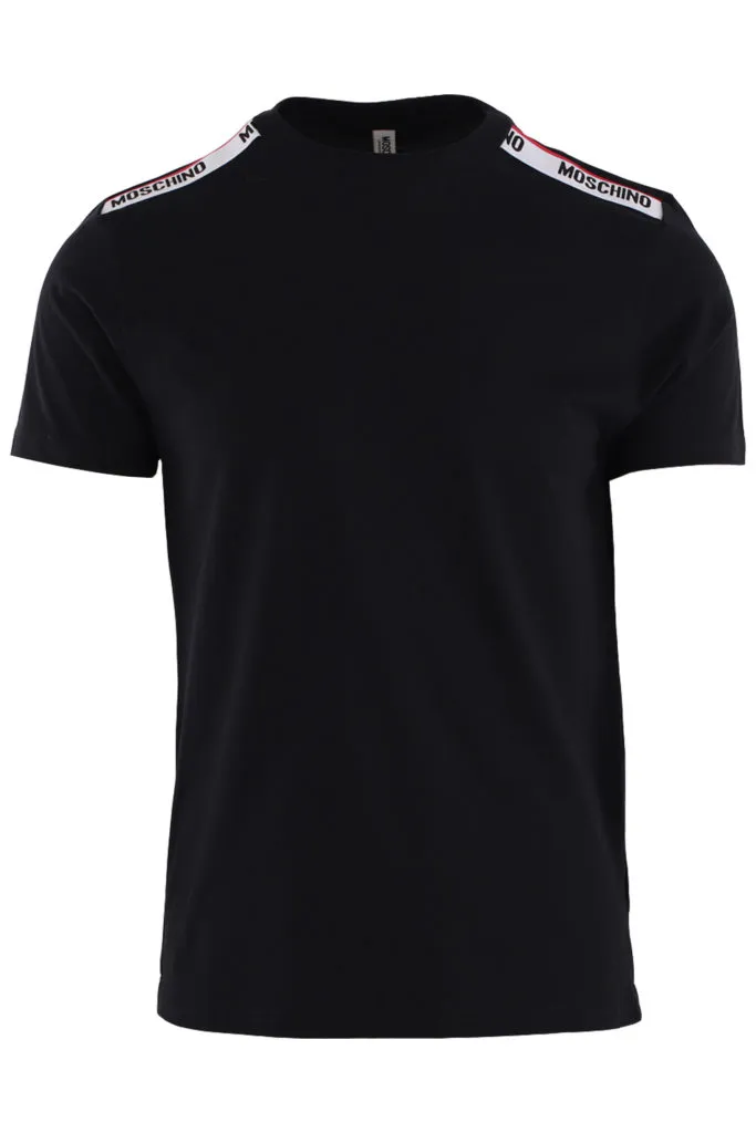 Camiseta negra con logo en cinta en hombros