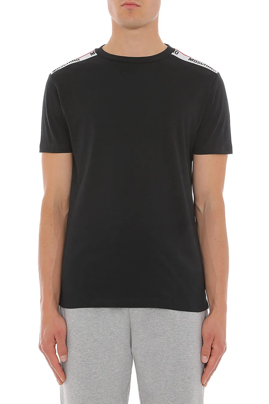 Camiseta negra con logo en cinta en hombros