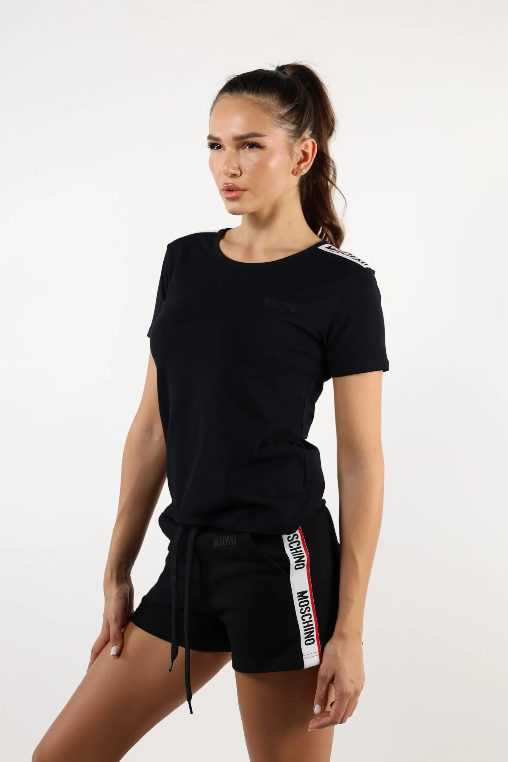 Camiseta negra con logo en cinta hombros monocromático