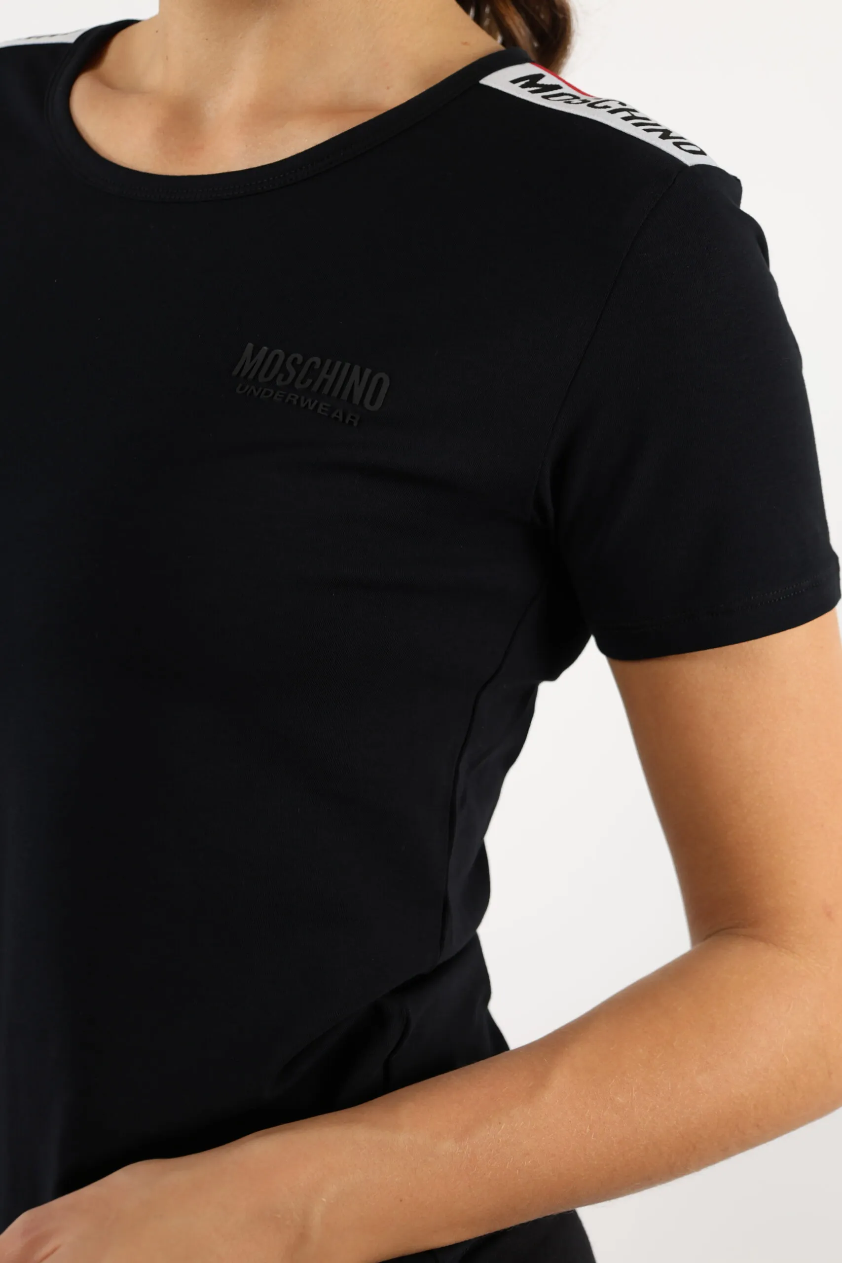 Camiseta negra con logo en cinta hombros monocromático