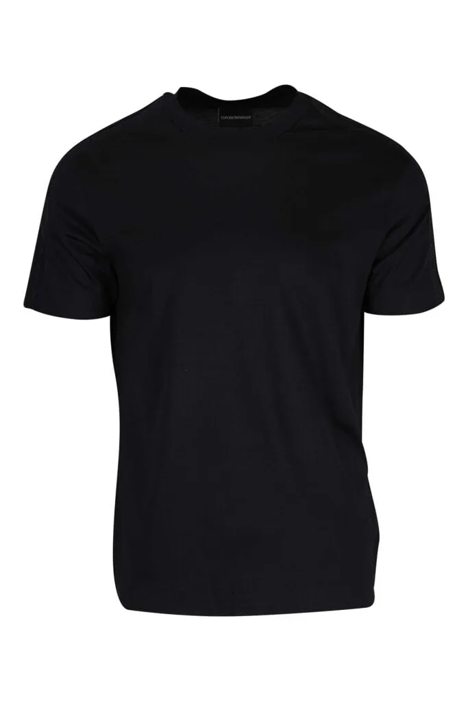 Camiseta negra con logo en franja en mangas