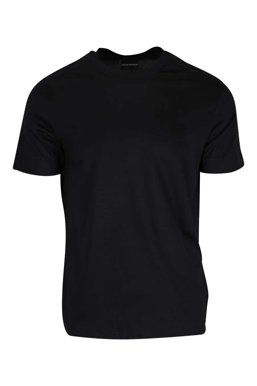 Camiseta negra con logo en franja en mangas