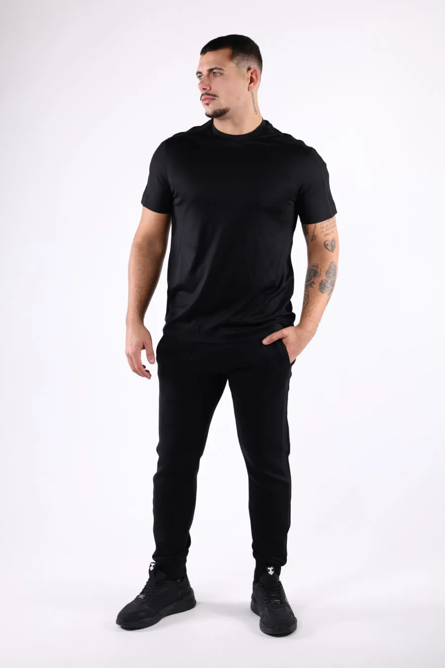 Camiseta negra con logo en franja en mangas
