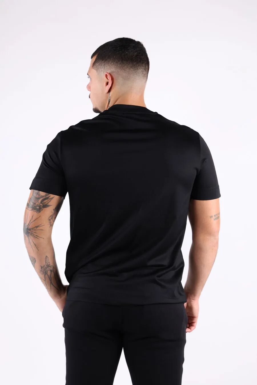 Camiseta negra con logo en franja en mangas