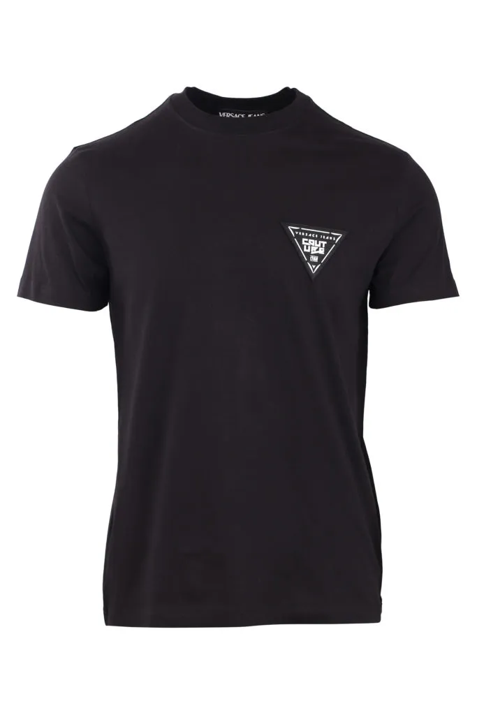Camiseta negra con logo en triangulo pequeño