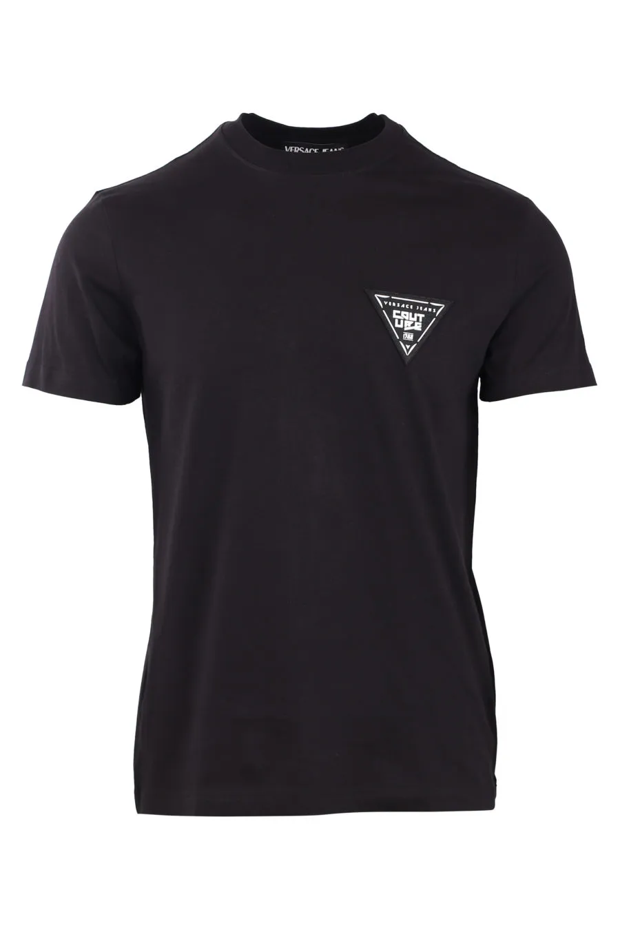 Camiseta negra con logo en triangulo pequeño
