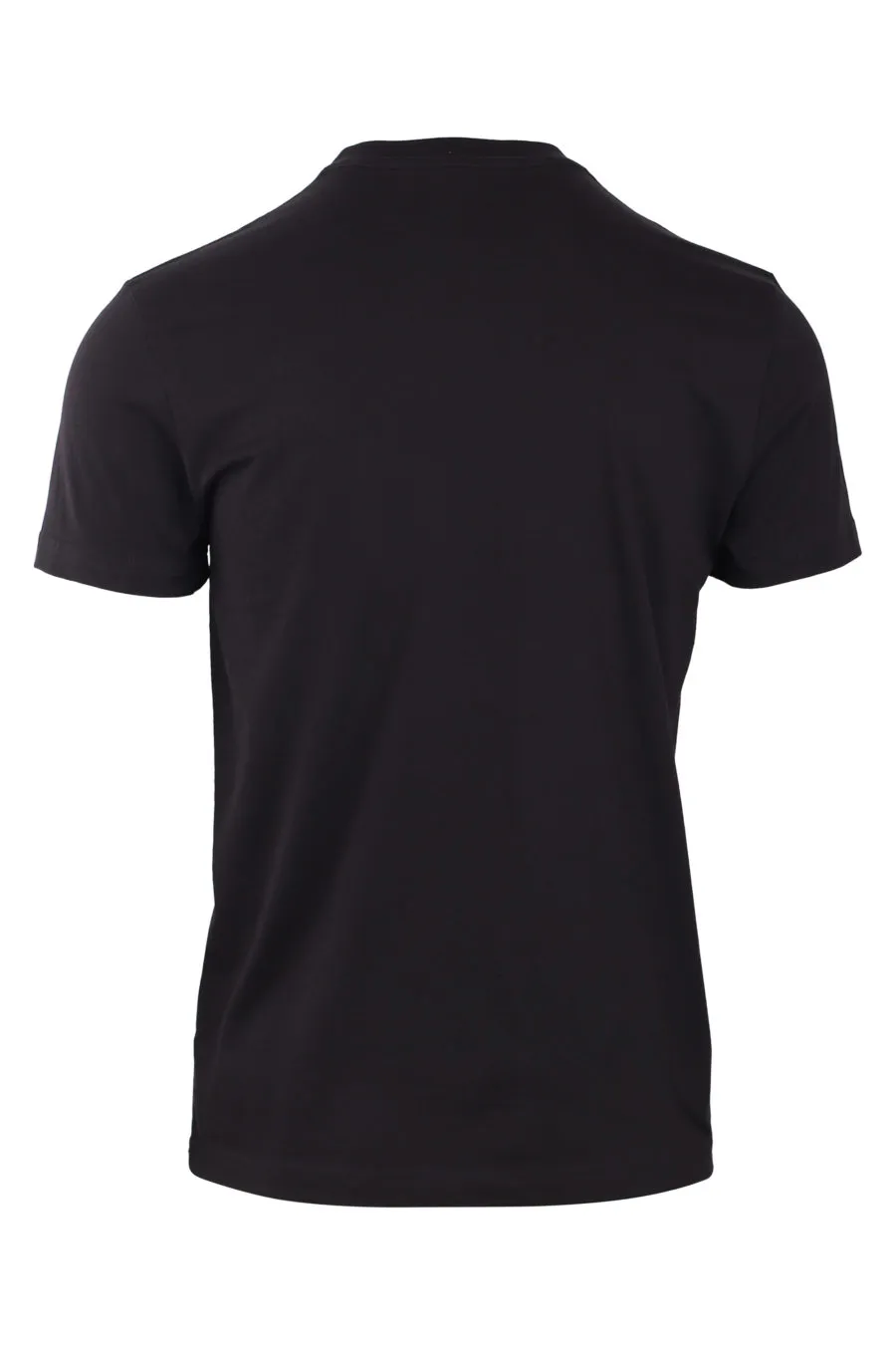 Camiseta negra con logo en triangulo pequeño