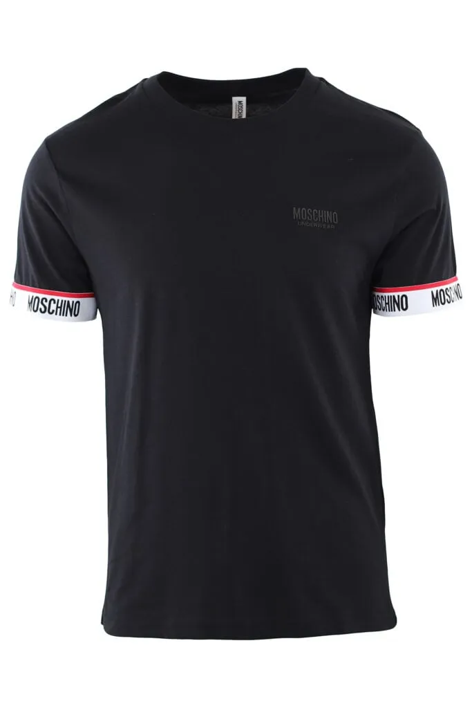 Camiseta negra con logotipo en cinta hombros mangas