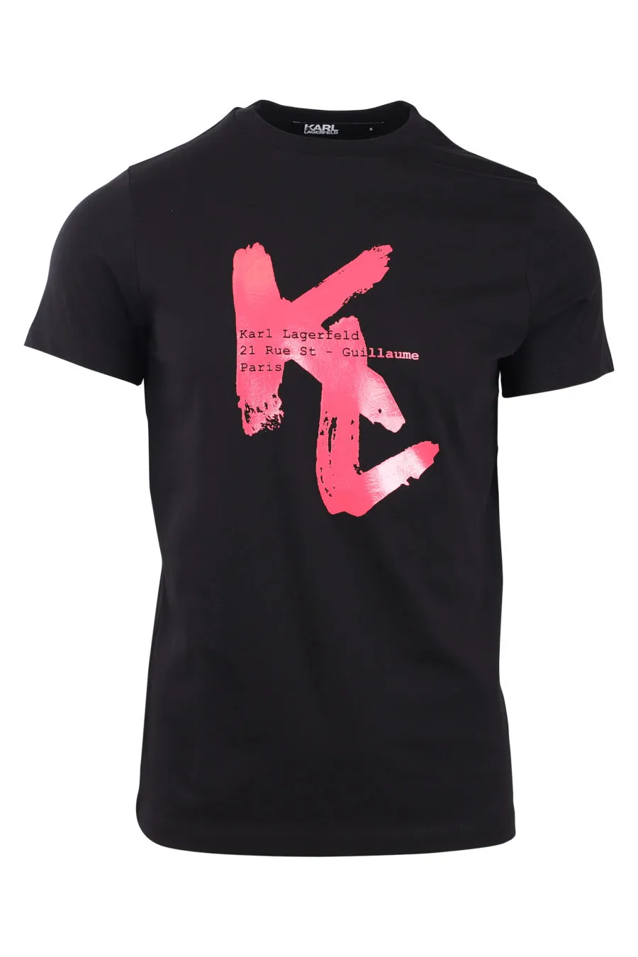 Camiseta negra con maxi logo fucsia