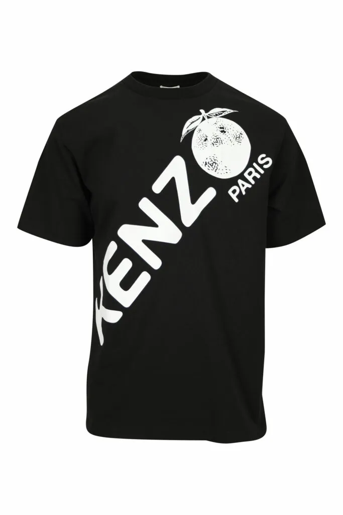 Camiseta negra con maxilogo diagonal 
