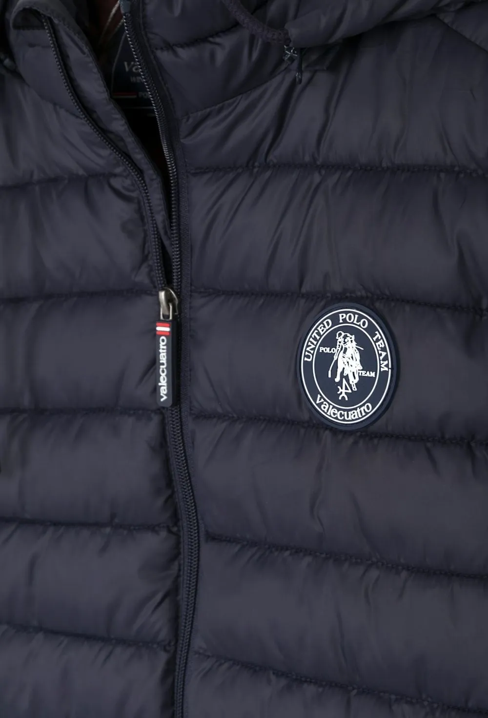 Chaqueta acolchada modelo escudo azul marino