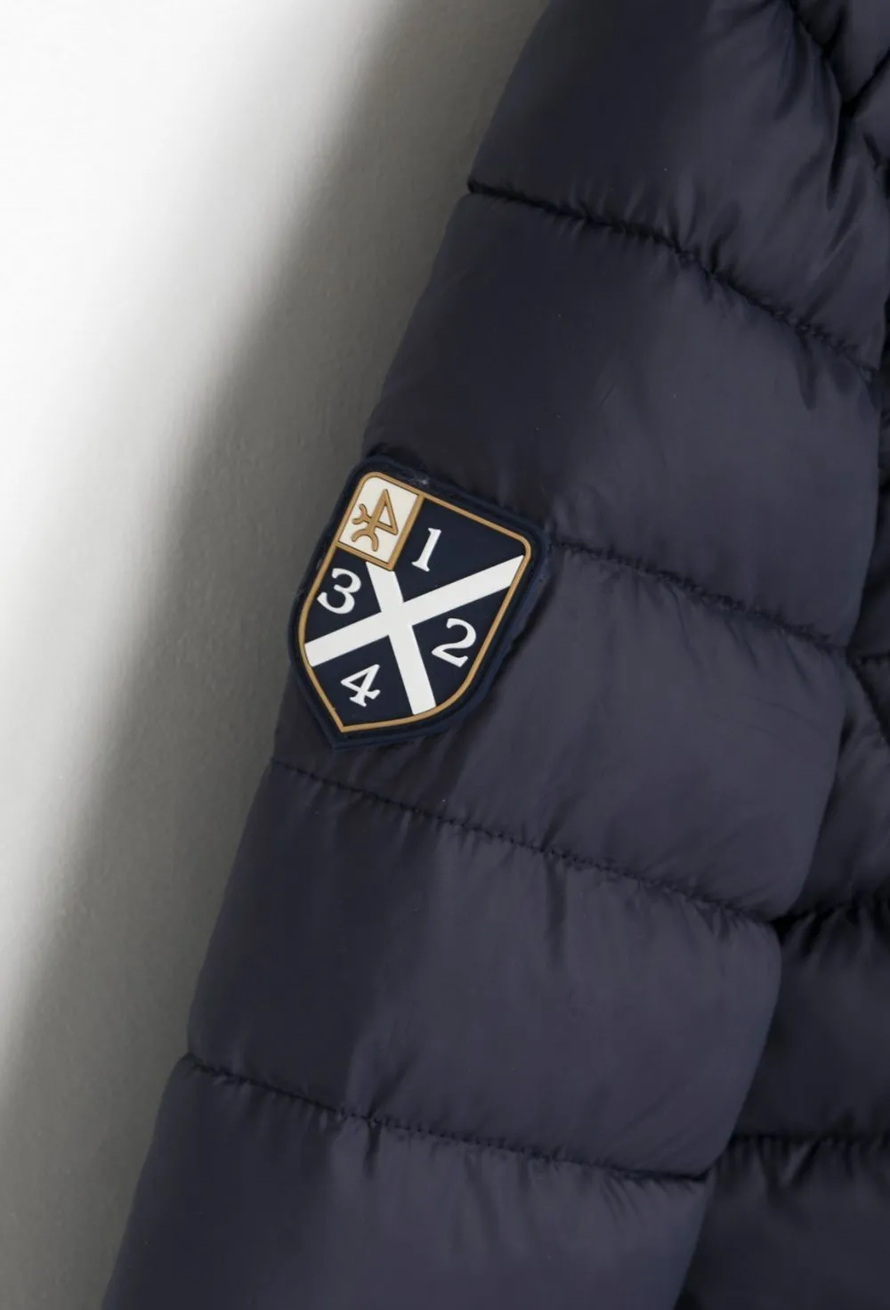 Chaqueta acolchada modelo escudo azul marino