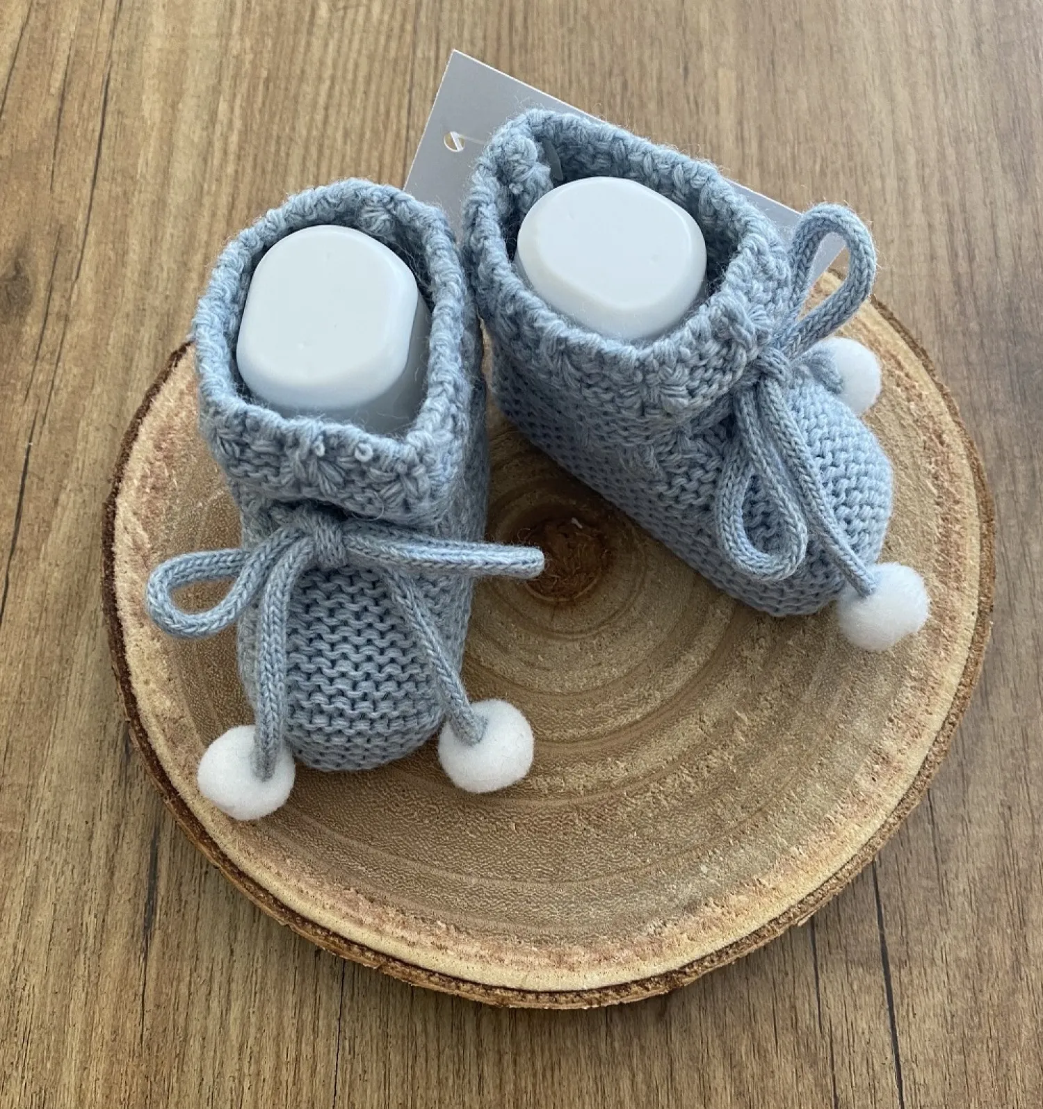Chubby knit booties. With raw pompoms.