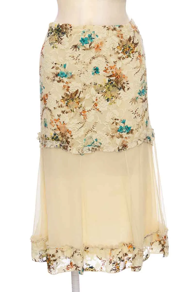 FALDA COLOR BEIGE  CLOSEANDO