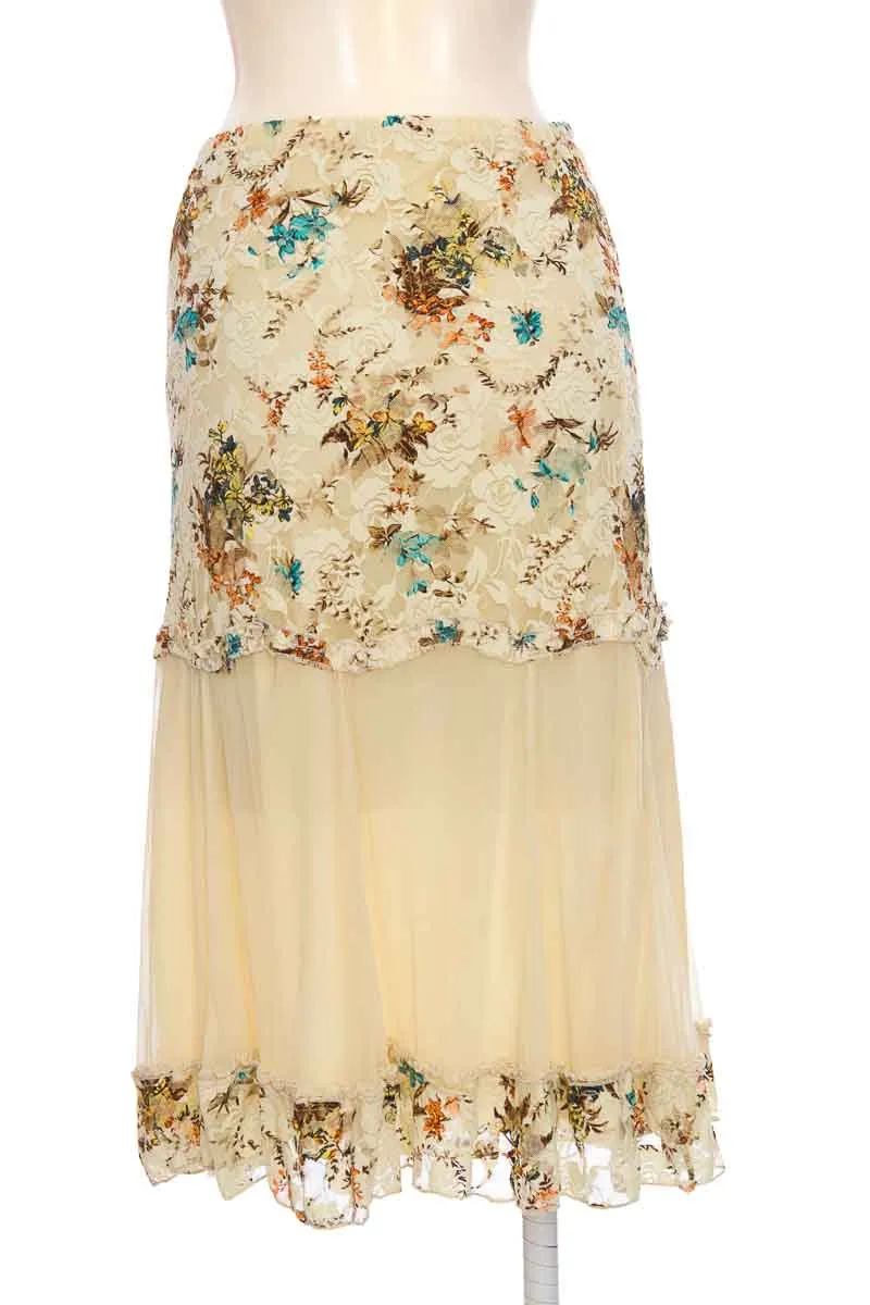 FALDA COLOR BEIGE  CLOSEANDO