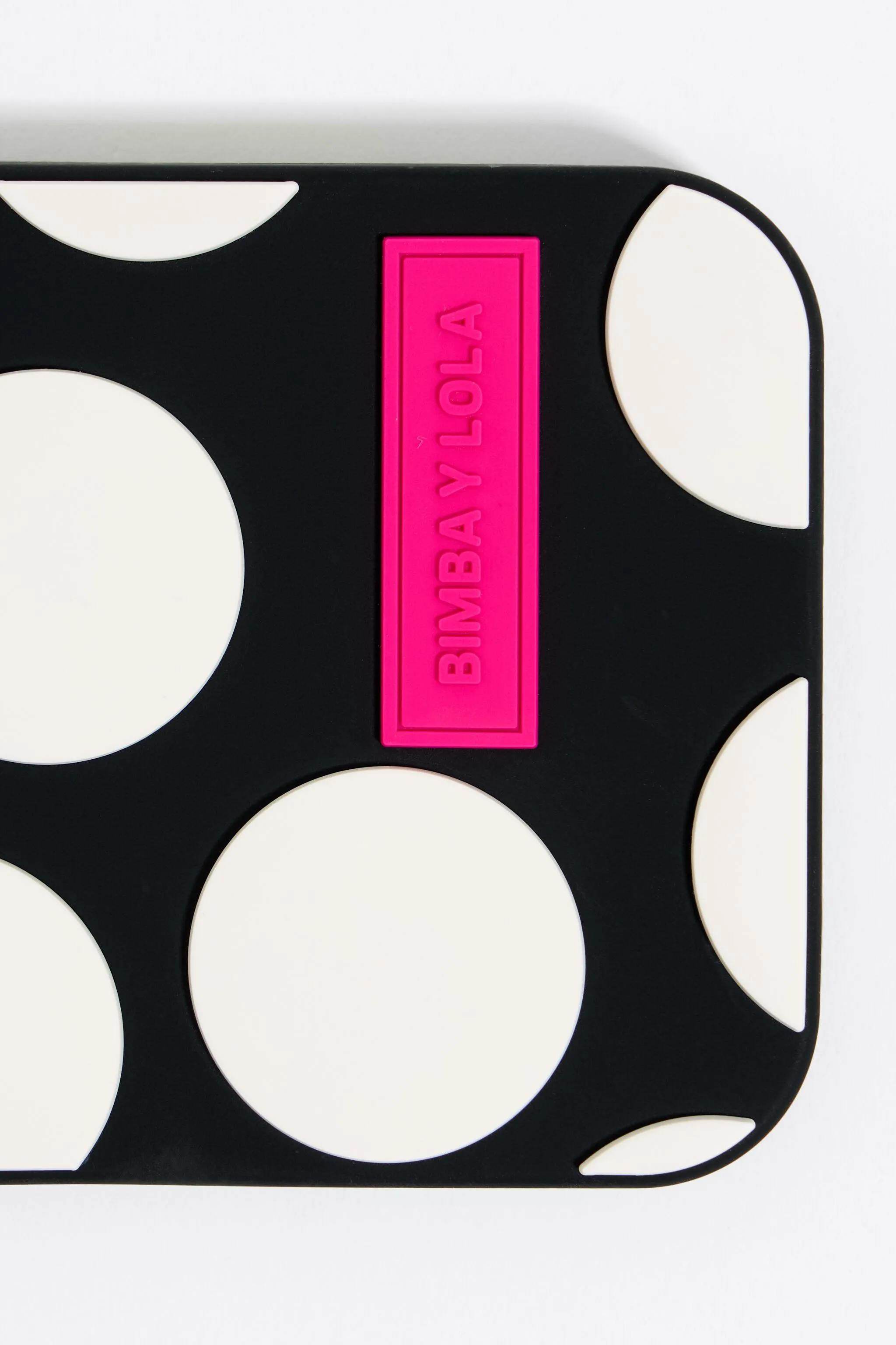 Funda iPhone 14 silicona dots negra