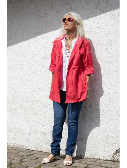 Parka ligera con capucha