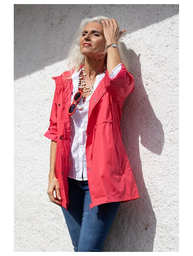 Parka ligera con capucha
