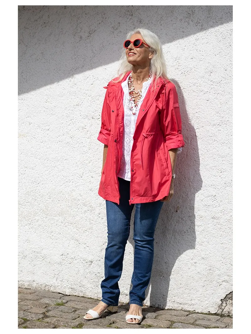 Parka ligera con capucha