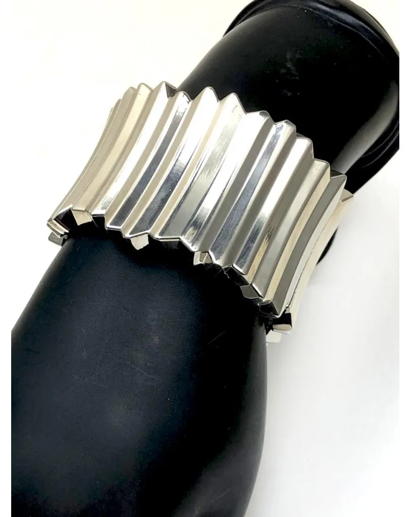 PULSERAS PLATEADAS ANCHAS CON LAS QUE COMPLETAR TU LOOK