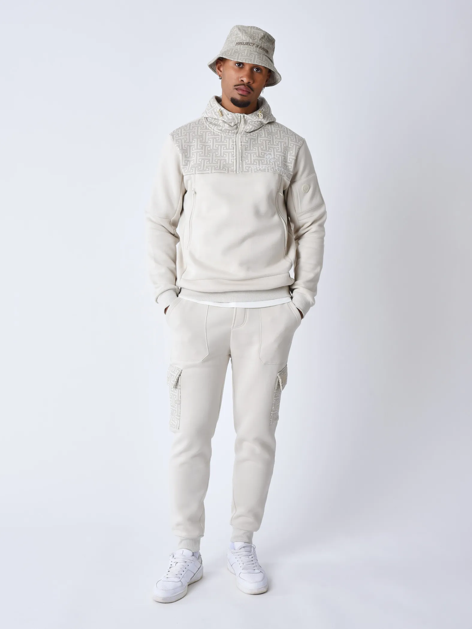Sudadera con capucha estampada con monograma
