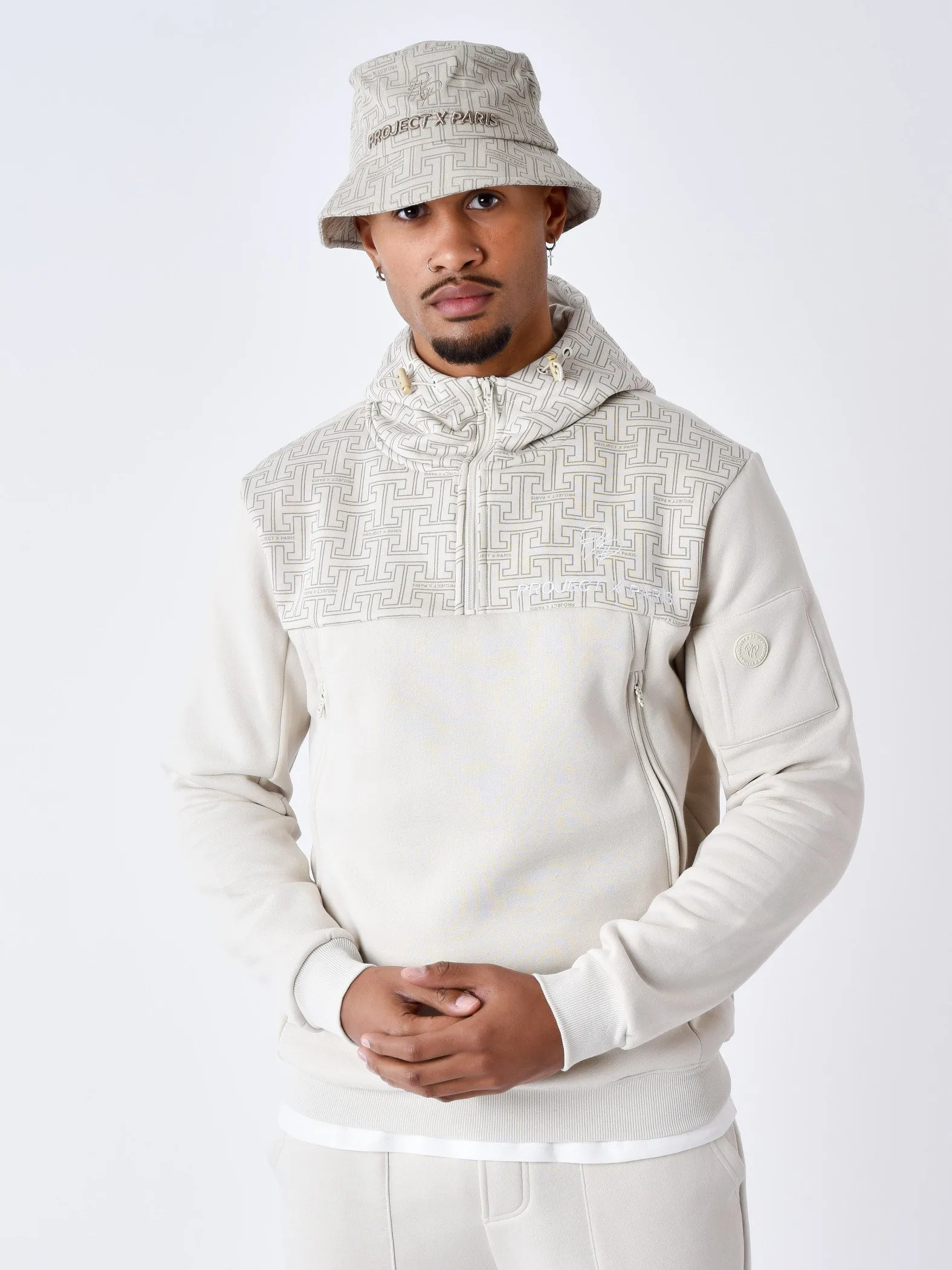 Sudadera con capucha estampada con monograma